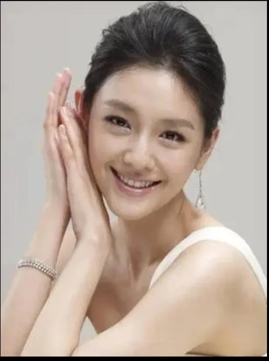 她不争了！累了！睡了！为了美那么拼命的小仙女，愿你在另一个空间还继续美丽……
上