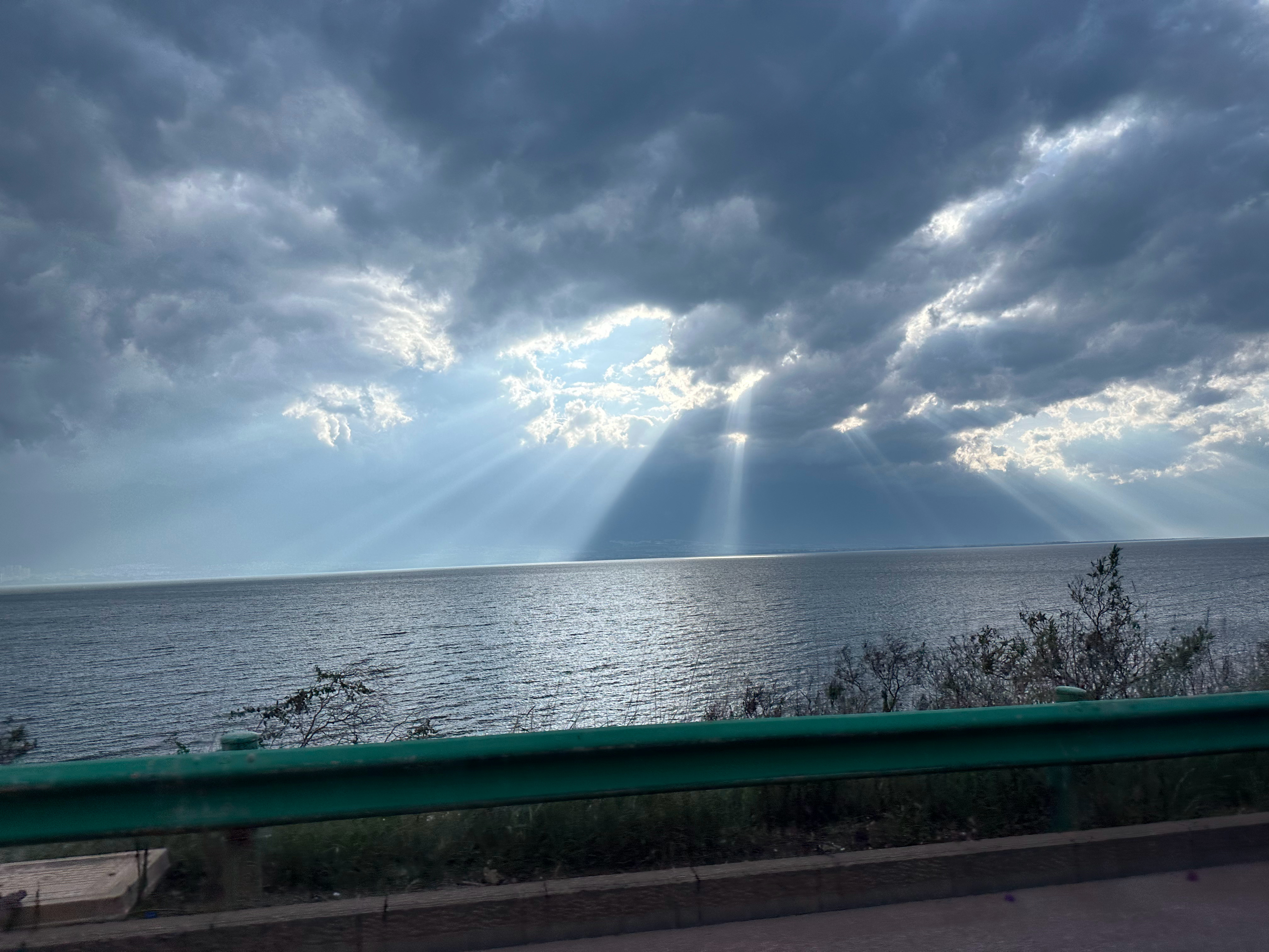 风里浪花吹又白，雨中山色洗还青  ​​​