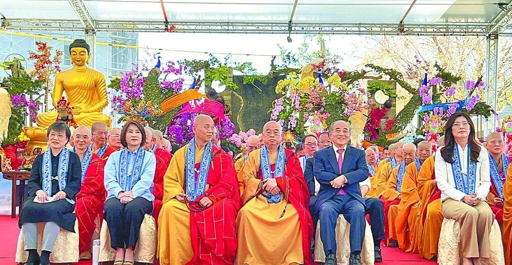 最近几天，好几个人在问同一个问题：为什么赖清德坐个飞机都飞不出去，郑丽文却能稳稳