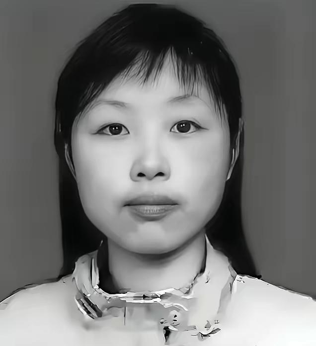 她被埋进废墟，身体断成三截，救援人员赶到时，发现她用身体死死护住一个东西，看清后