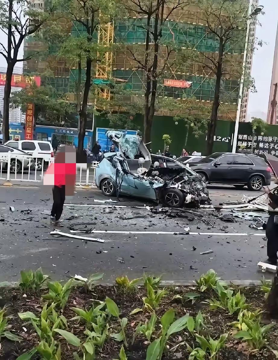这是什么车？两辆车发生碰撞，一电车几乎被撞碎，是速度太快？还是质量太差？今天，看