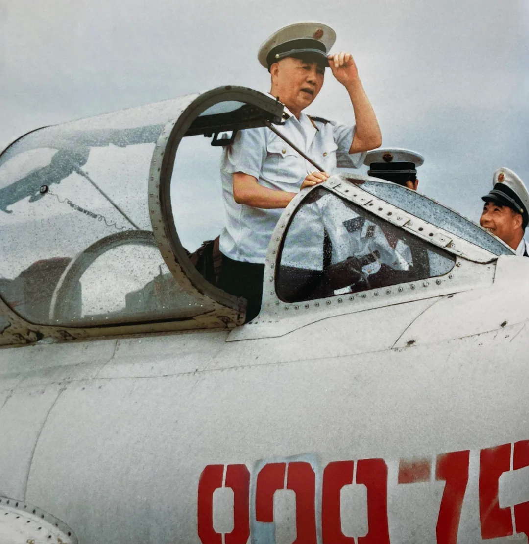 1985年8月刘将军视察海军航空兵某部
