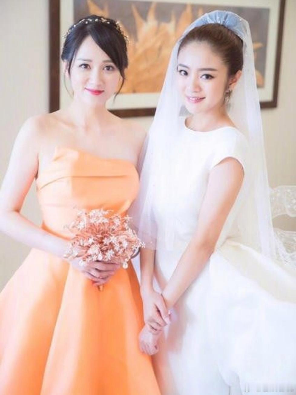 #安以轩去了陈乔恩婚礼# 安以轩如约而至参加陈乔恩婚礼，当年安以轩婚礼陈乔恩是伴