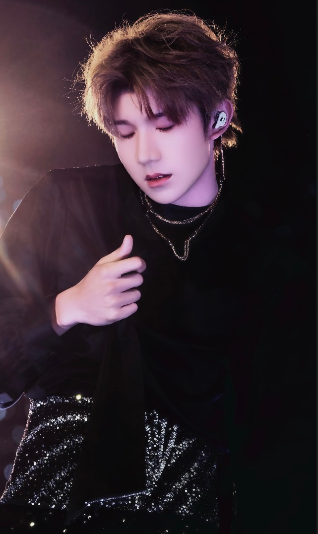 王源王源宇宙超级无敌大大狂欢巡演 好权威的一张脸 