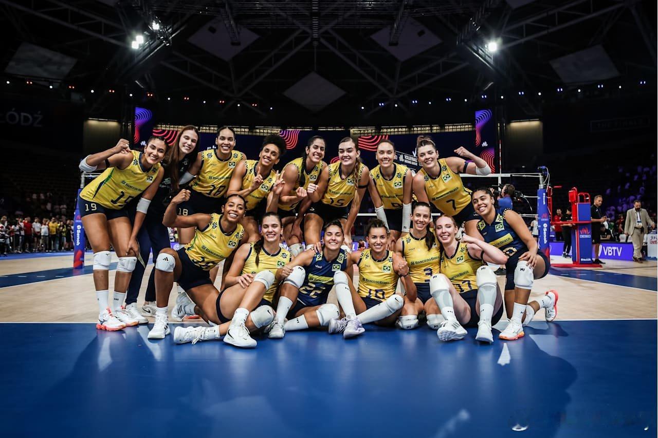 五局大战，巴西女排3-2险胜日本女排晋级决赛（23-25 25-21 25-18