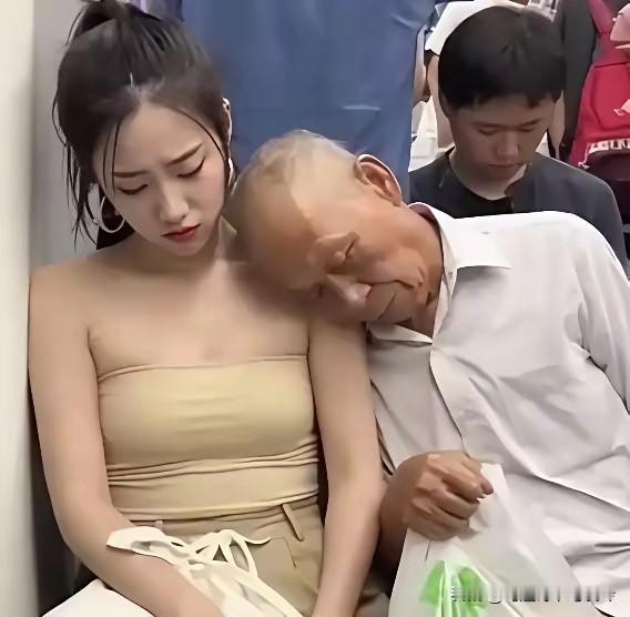 公交车上的这一幕，实在令人愤慨！

在拥挤不堪的公交车车厢内，一位年轻姑娘乘车劳