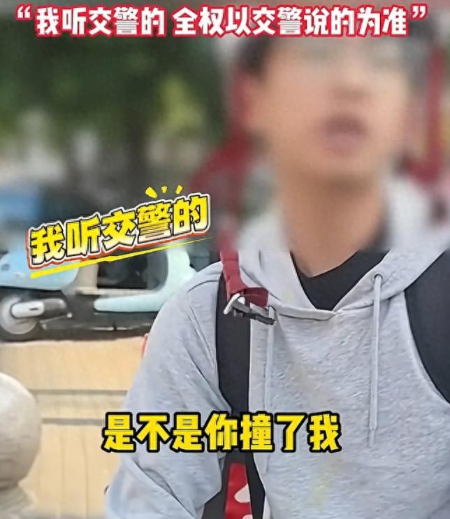 “这个小伙子火了！”男孩骑车与女生发生剐蹭，女生当场发飙，拿出手机一边录像一边套