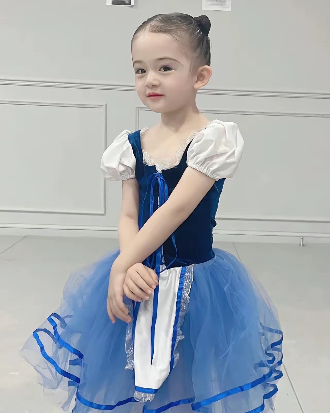 洋娃娃，樊少皇女儿好漂亮，天生丽质，自带妆容，他们家的基因太好了，这么漂亮的女儿