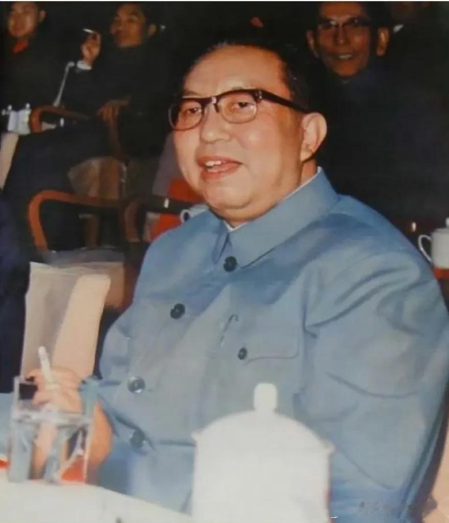 这是一张十分珍贵的老照片，也是为数不多的华国锋同志吸烟的照片，照片中的华国锋同志