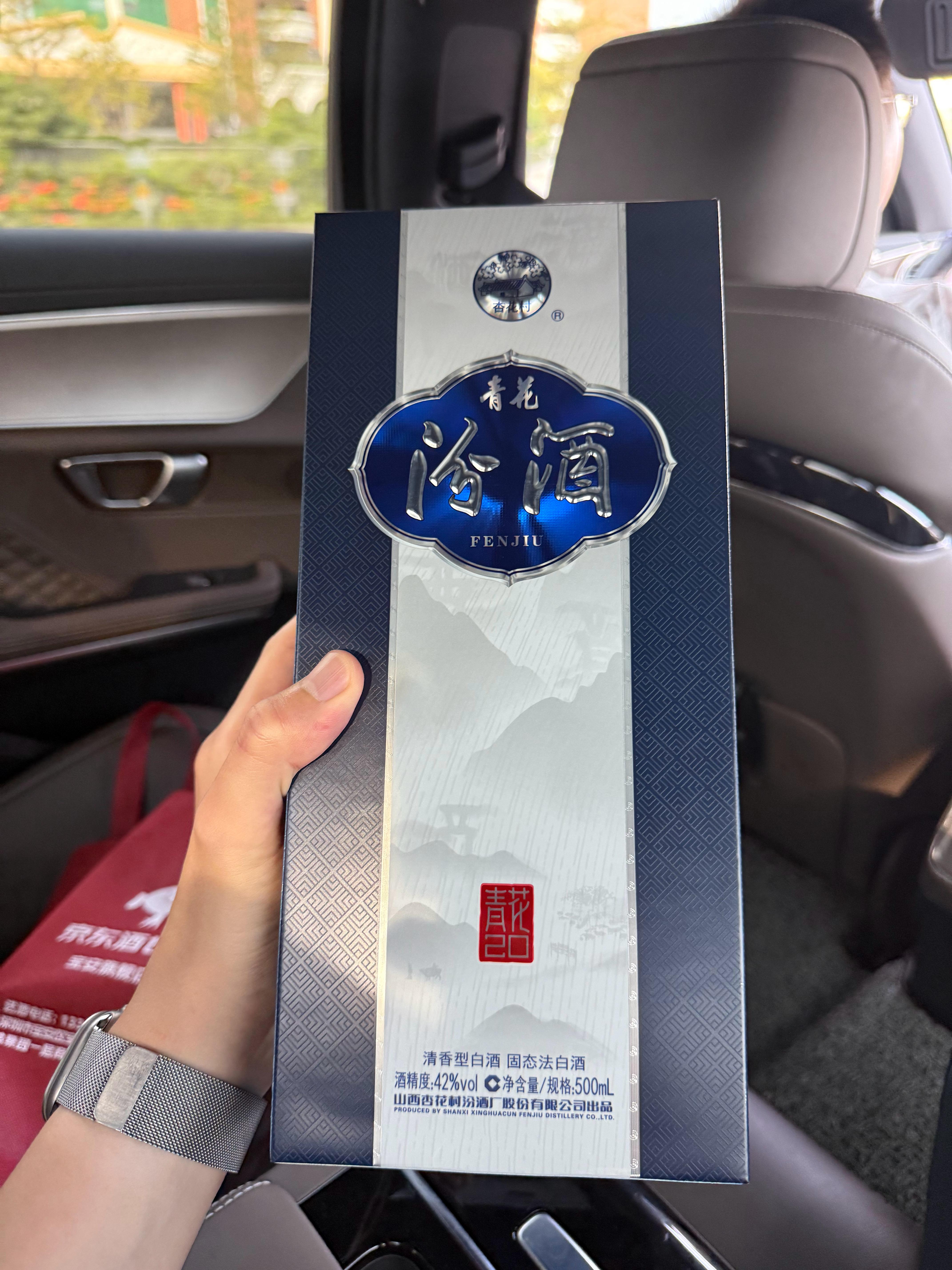 我艹 昨晚仨人 把这两瓶都干完了是不是算比较有实力的？就是这会儿浑身软 ​​​