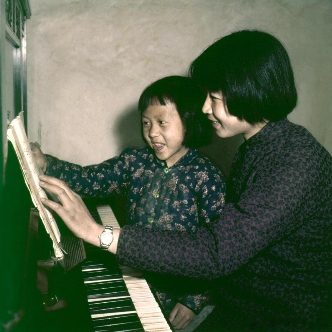 1959年，学习弹钢琴。摄影 李曙 ​​​
