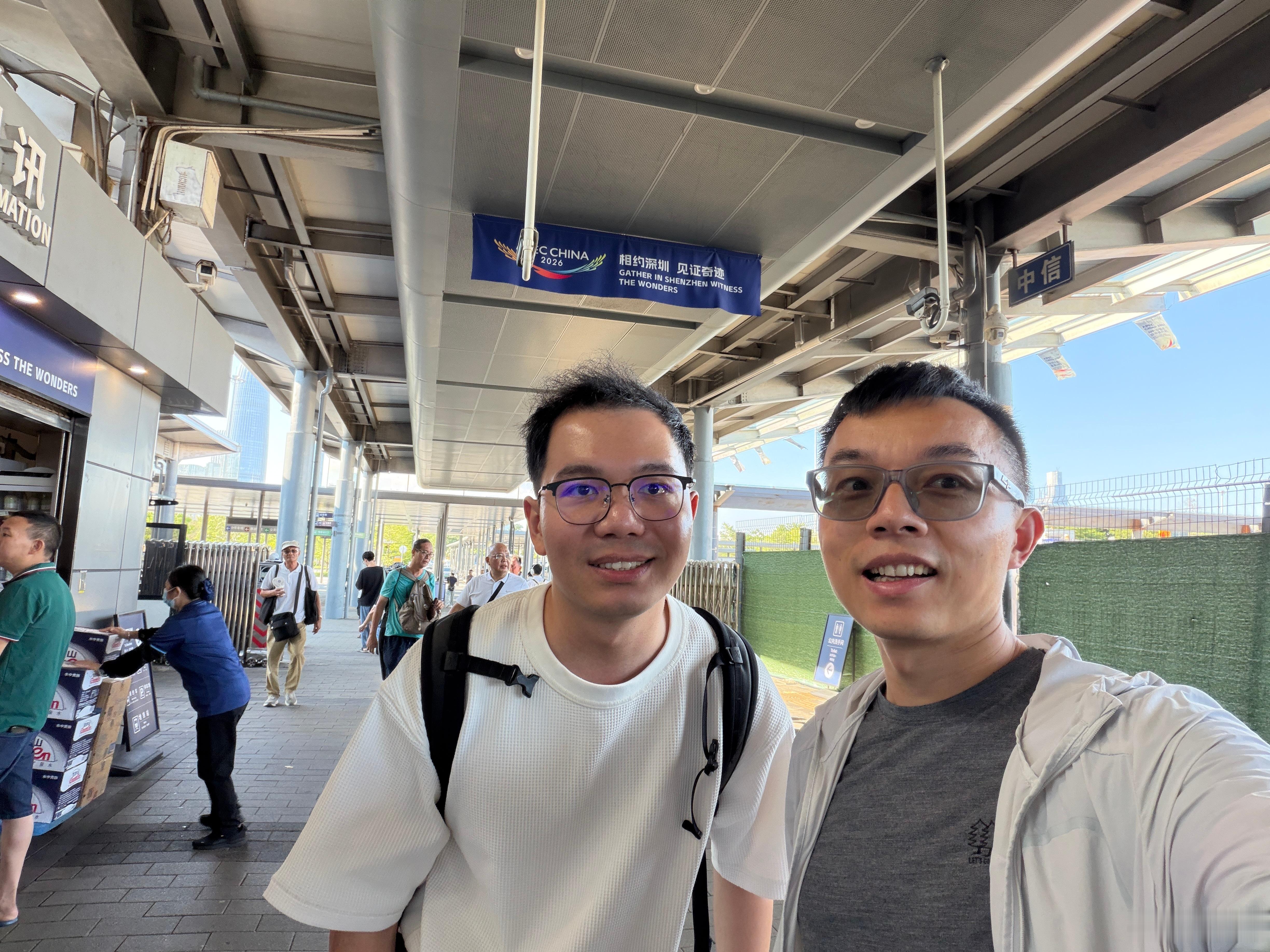 一周前刚刚视频连线，这位读者朋友人在日本九州。今天在深圳湾口岸，居然偶遇！他说他