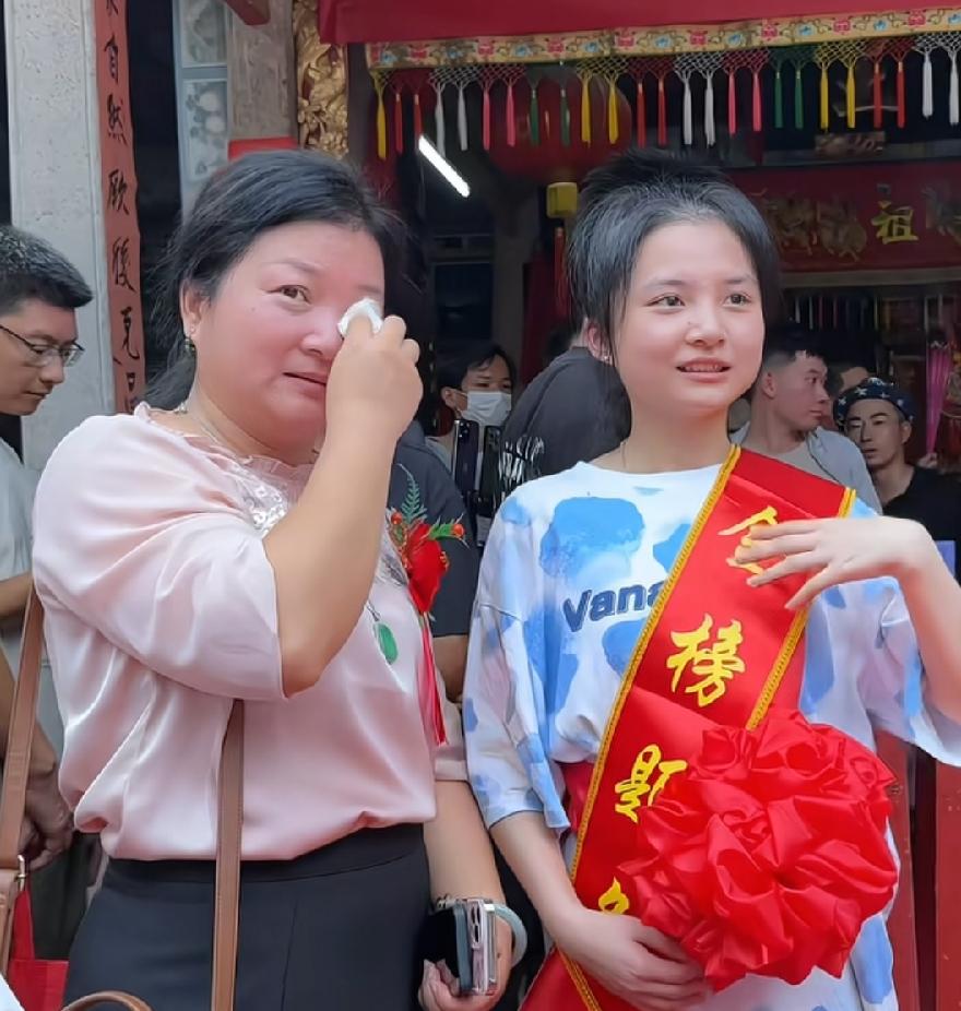 郑意妈妈哭了，刷了几天那么多视频，第一次见妈妈哭，之前感觉郑意父母，都好淡定、好