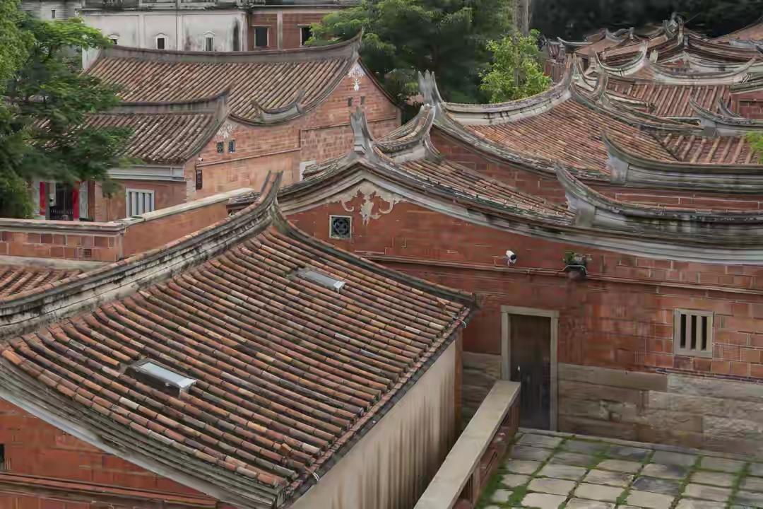 这几年，农村老家好多父辈乡亲都相继离世。现在回去一趟，看到的都是些陌生的年轻新面