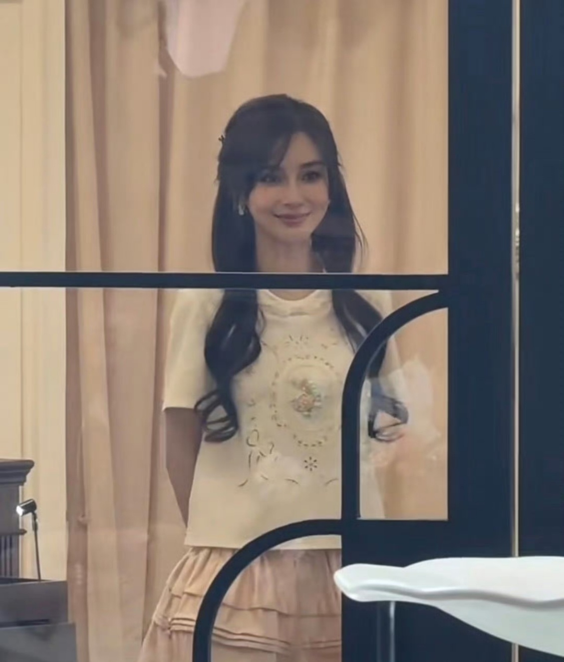 刘诗诗今日份活动生图刘诗诗与Angelababy同框生图双美同框颜值暴击每一帧都