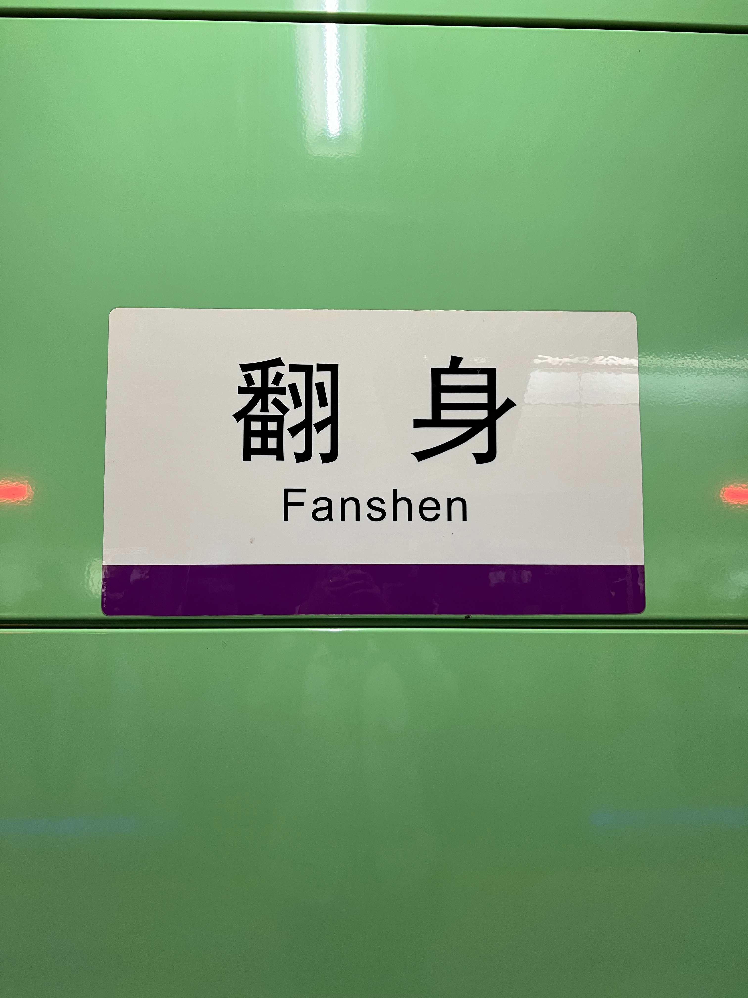 饭馆儿给你炒一盘菜，除了放菜其他啥都不给你放，你说不咸，厨子就给你抓把盐，你说不