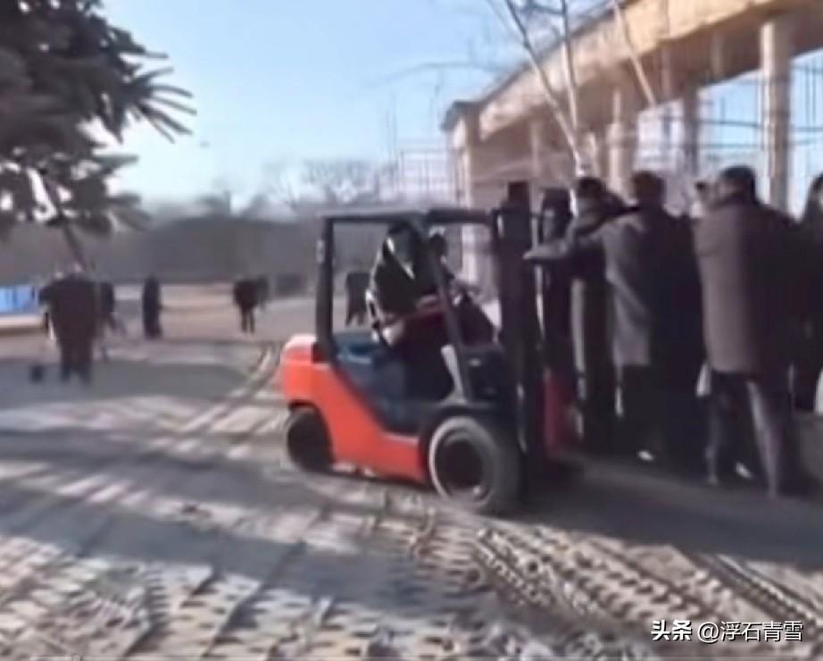 原则上，叉车的前叉上面是不准站人的，但架不住开叉车的那个人就是原则！