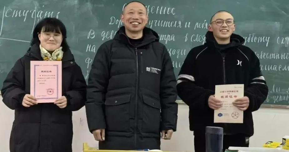 云南昭通，19岁女孩罗祺一家五口仅靠残疾父亲在昆明街头擦皮鞋、打零工维持生计。高