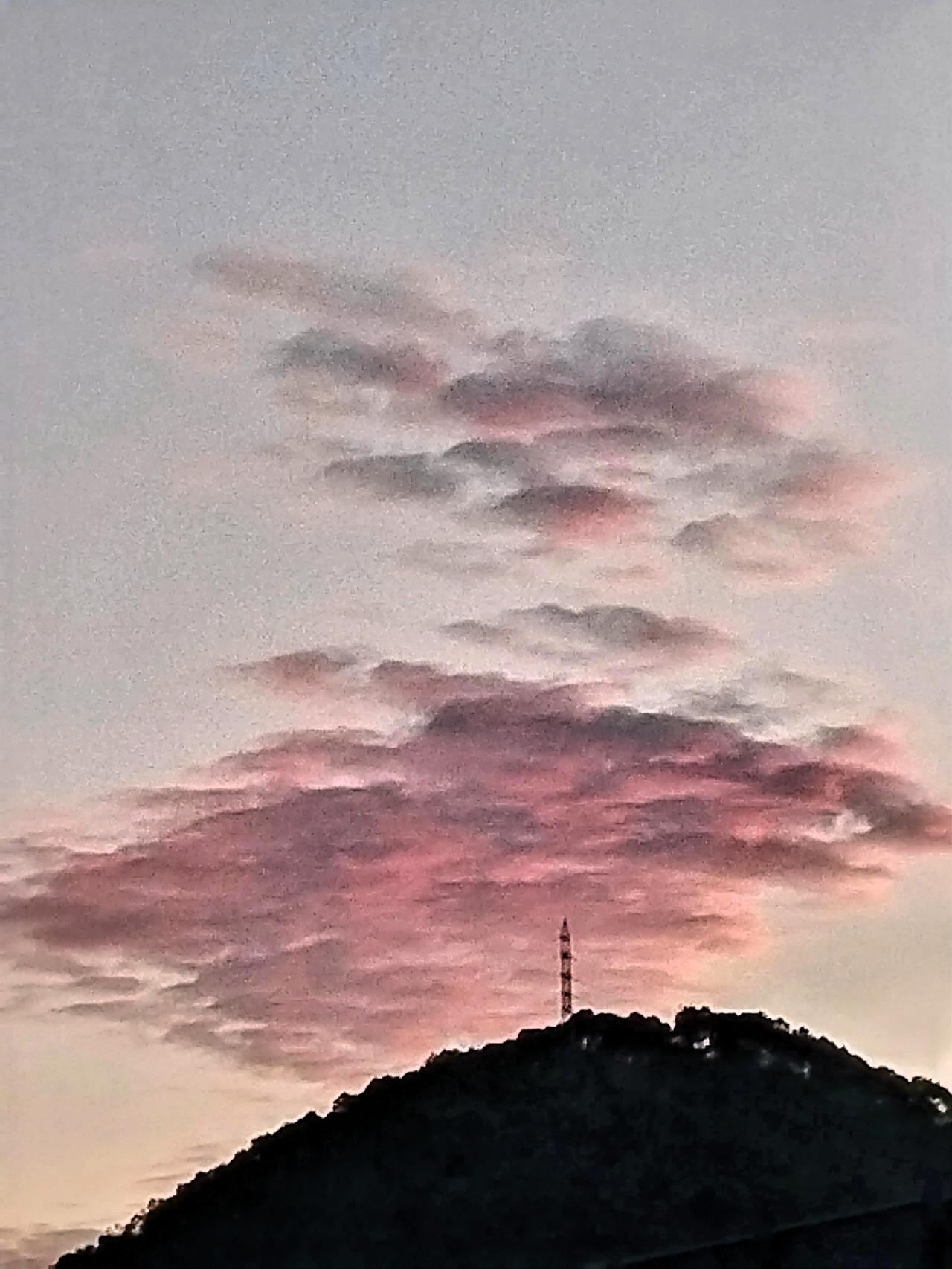 我不由自主地停下脚步，掏出手机，欲将这绝美画面永久定格。每一朵云都宛如大自然精雕