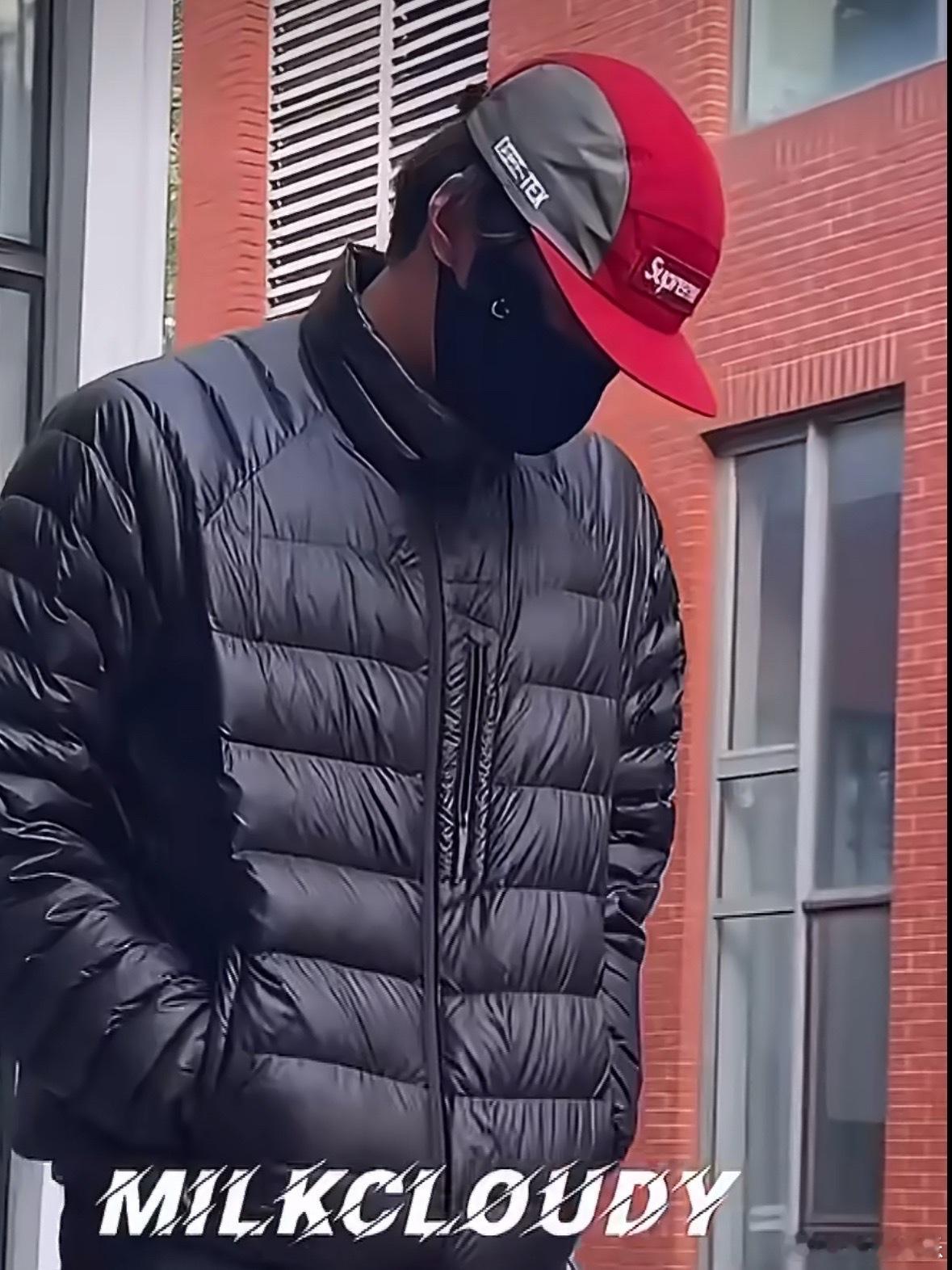 刘耀文夏天穿羽绒服 我承认我之前对“爱豆自觉”这个词有误解，直到看到刘耀文40度