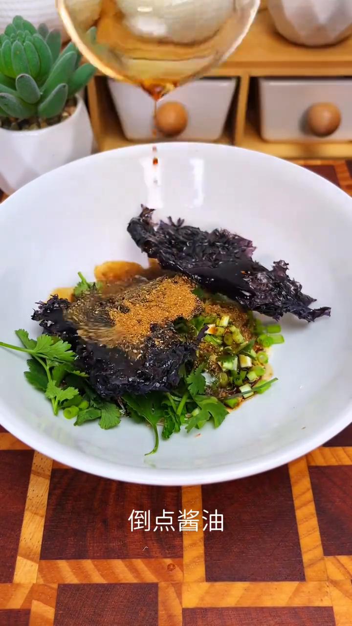 虾皮高汤。
吃中午饭、晚上饭的时候临时沏一碗高汤。
·碗底下撒一把虾米皮，再撒点