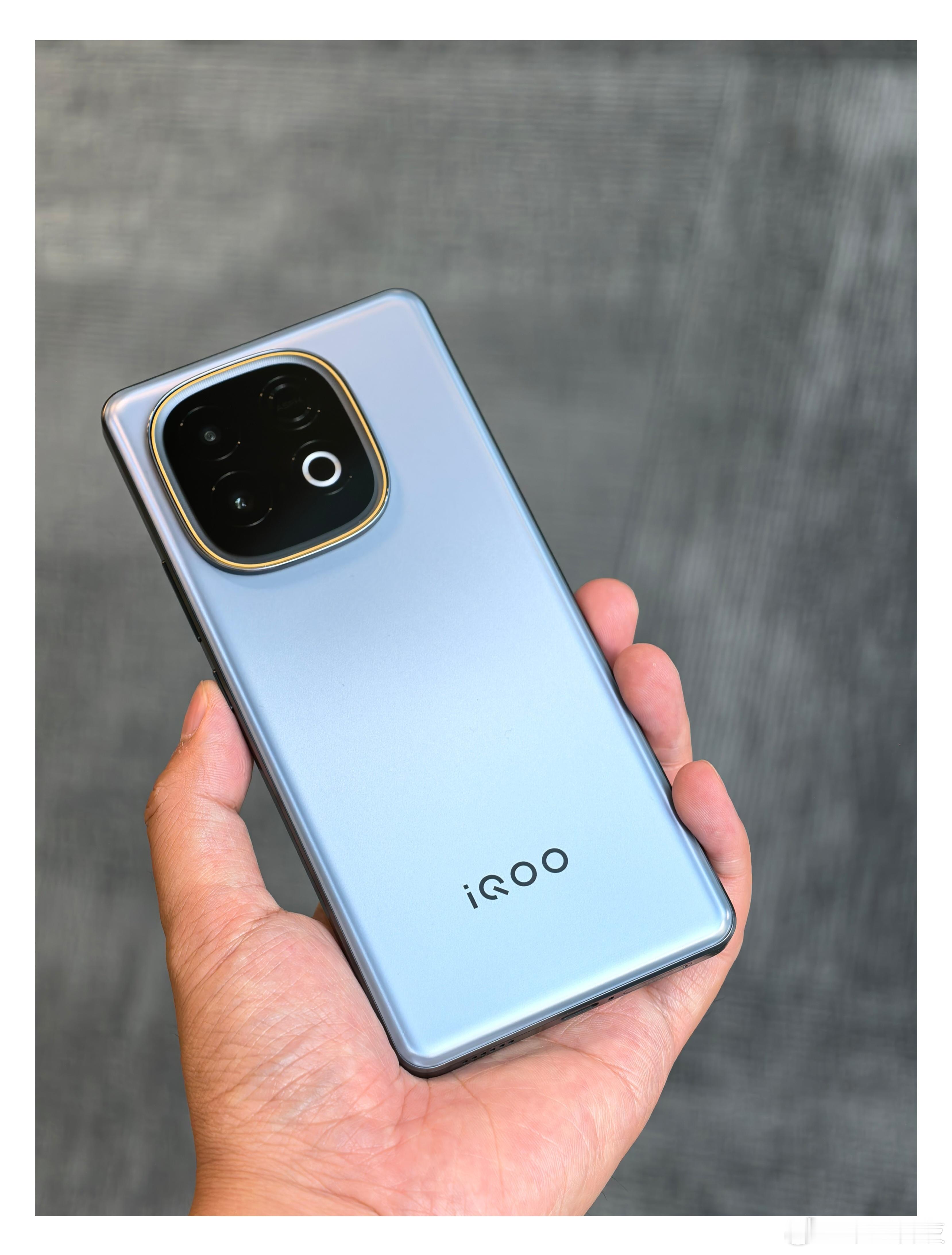 有一说一，iQOO Z10 Turbo+这个极地灰配色很显高级啊！[good] 