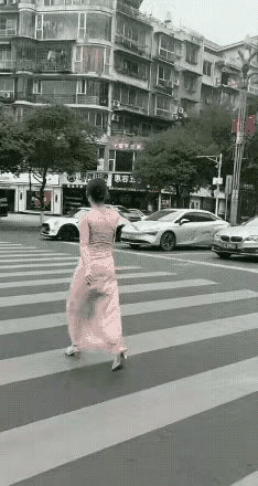 这是哪个精神病院跑出来的，赶紧领回去吧。不然，会出事的！