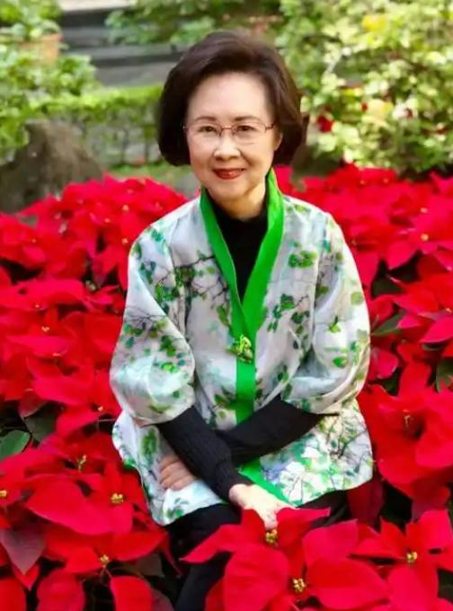 琼瑶如愿花葬，她的故事结束了，但争议仍在继续着。近日还传出：她居住的房子被定义为