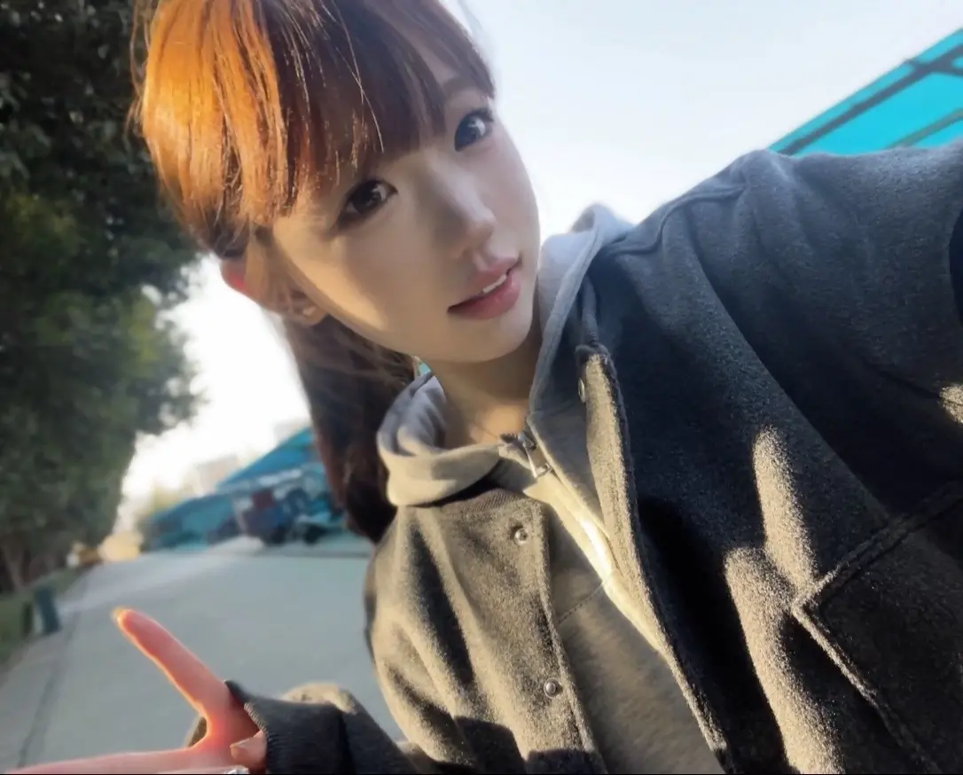 你转播的歌好耳熟 我们坐一起听过