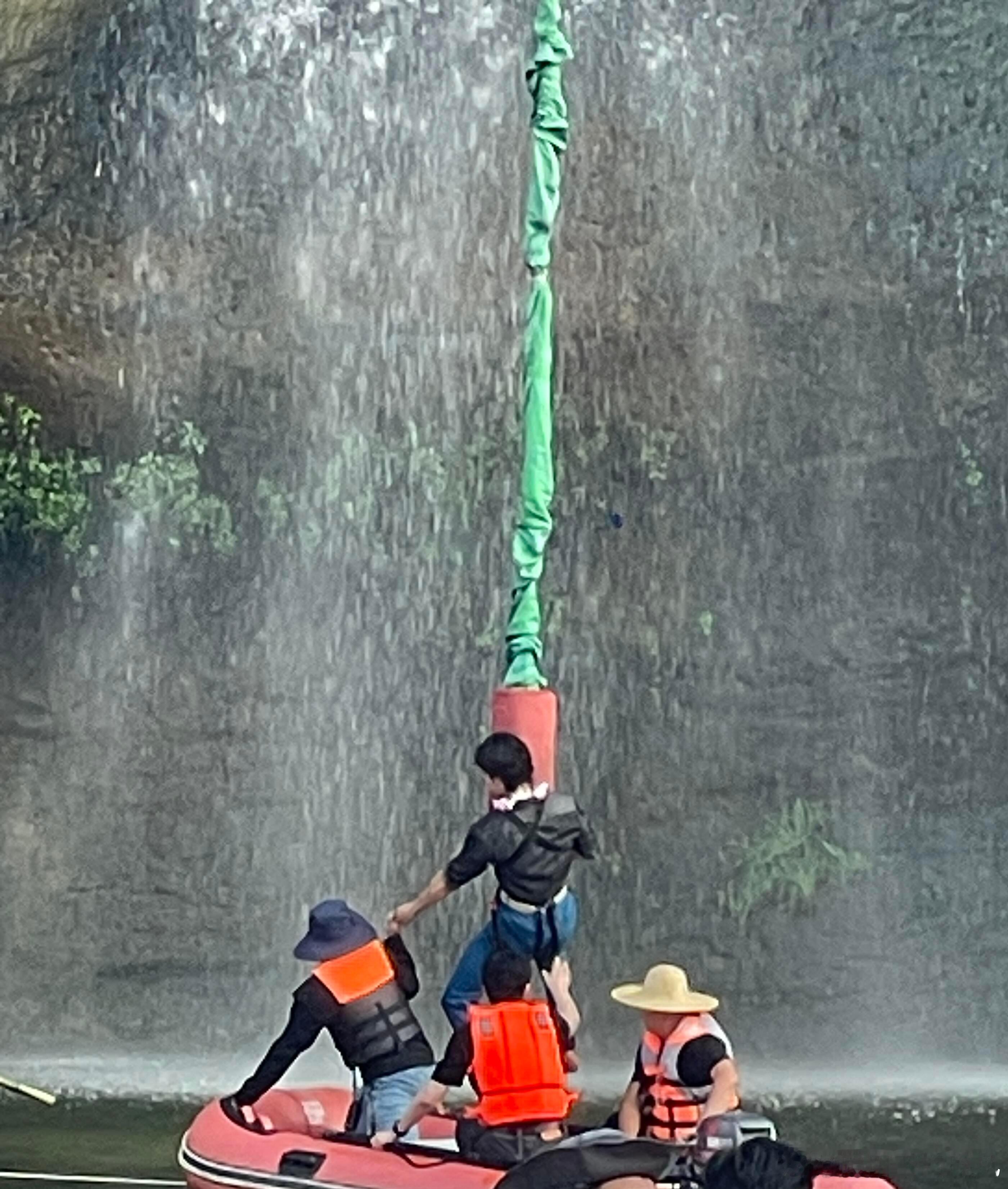 韩东君拍戏蹦极手臂脱臼 听说他连一句抱怨都没有，安安静静地处理伤口，真的破防了。