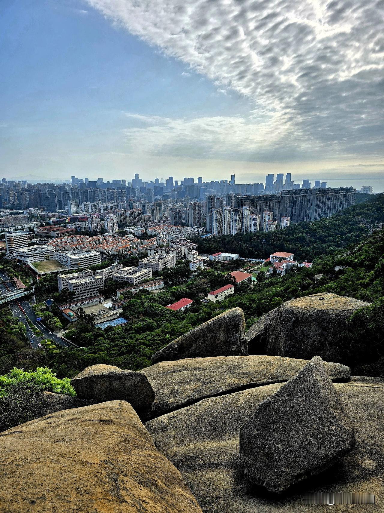 分享一张爬山的美景洞房山上看厦门