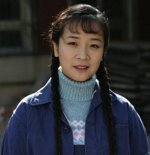 演员，濮存昕说，这个陈小艺啊，四川乐山人，性格泼辣，直不楞登的，好相处，就是别惹