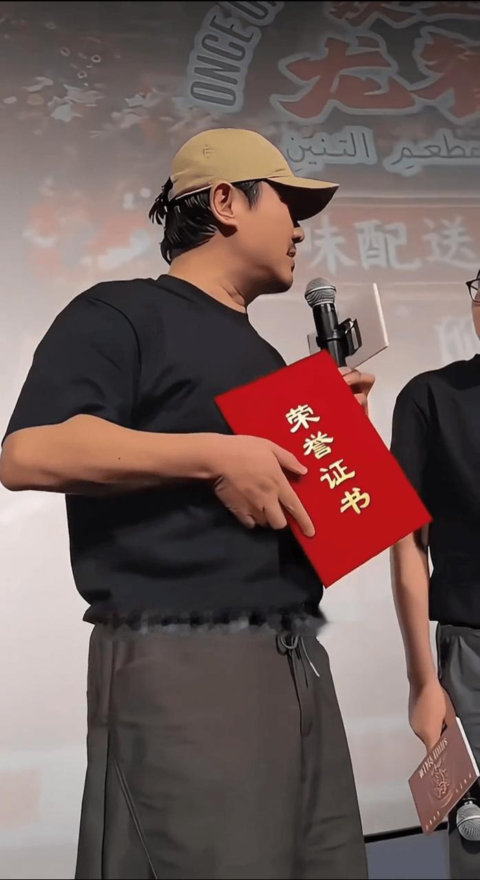 沈腾回去得偷偷的哭一场表面嘻嘻哈哈，私下估计会偷偷感慨吧 粉丝给沈腾颁荣誉证书