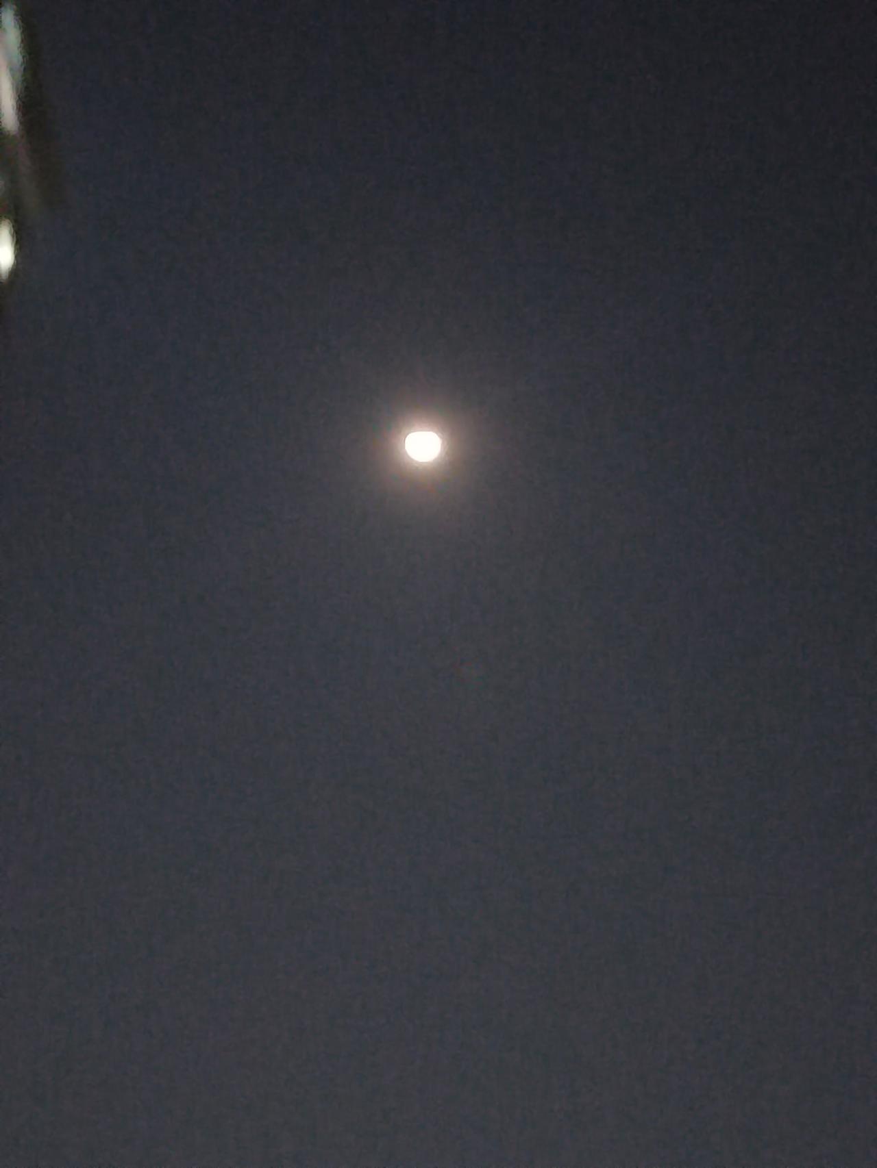 月亮升起的时候，总像一面温柔的镜子，把故乡的屋檐、炊烟和母亲的唤声一并映进我的眼