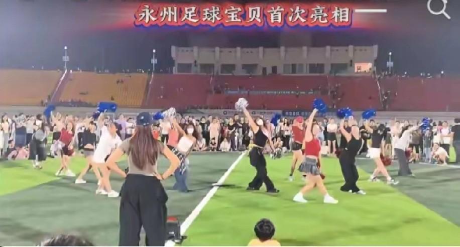 永州最近办活动，没按常规找青春靓丽的足球宝贝。

直接从老年大学挑了群“足球嫂子