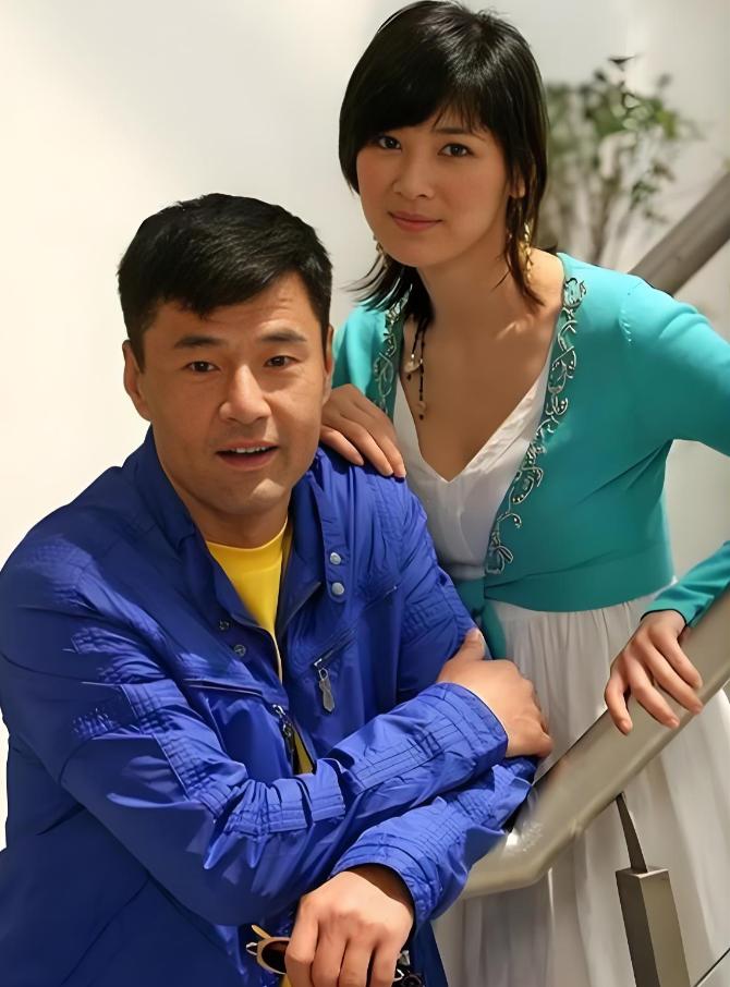 于荣光怎么也想不通，结婚35年以来，他零绯闻，钱他赚、饭他做，十分宠爱妻子，但2