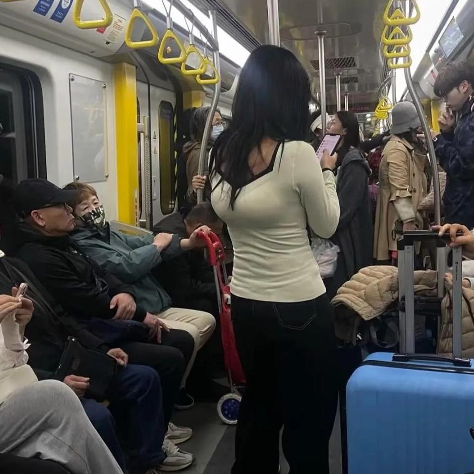 家人们谁懂啊！今天坐地铁，我旁边站了个姑娘，穿着一件紧身衣，可那后背的商标支棱得