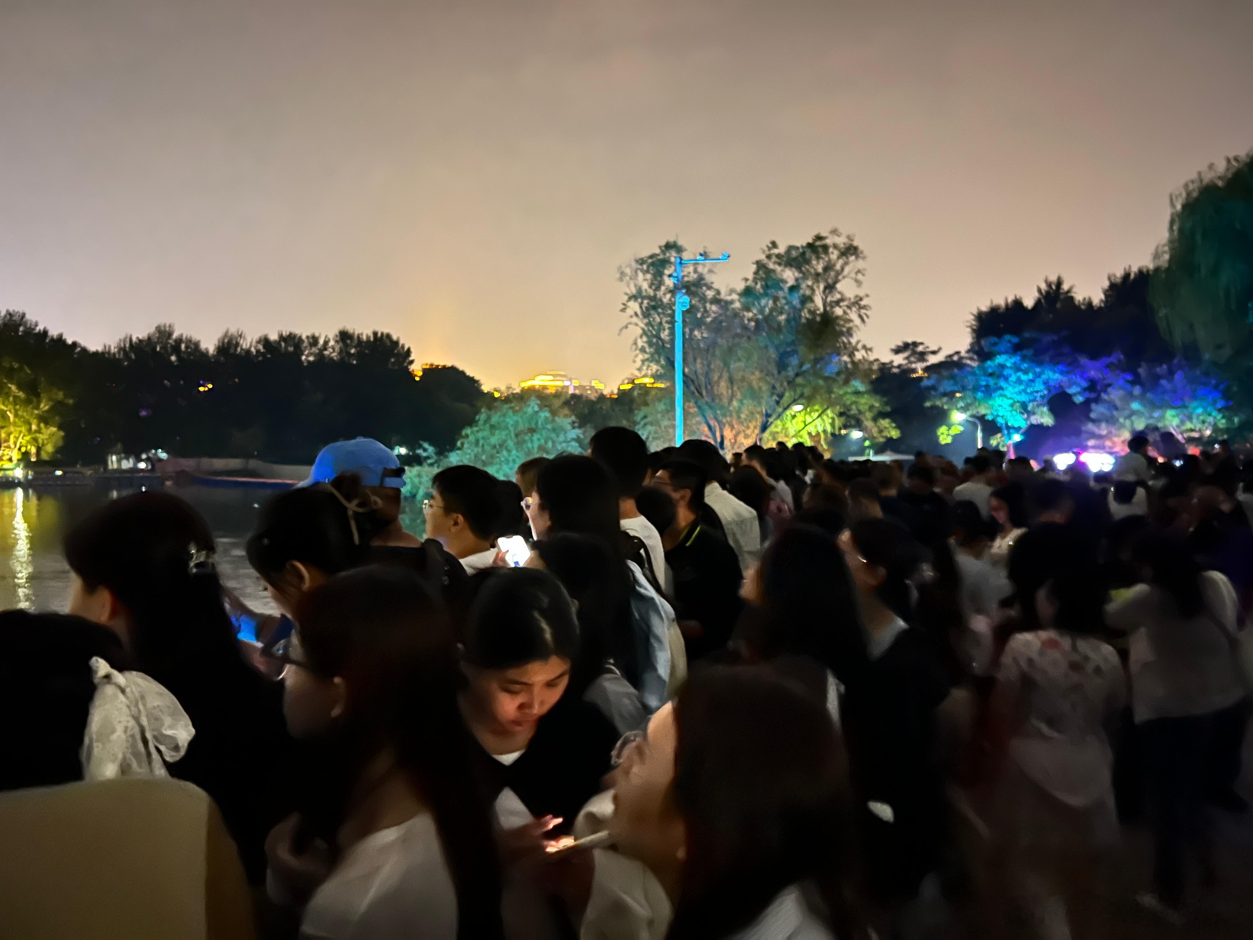 朝阳公园的光影演出开始了，全是人，堪比升旗仪式啊，这时候就恨自己还是不够高  ​