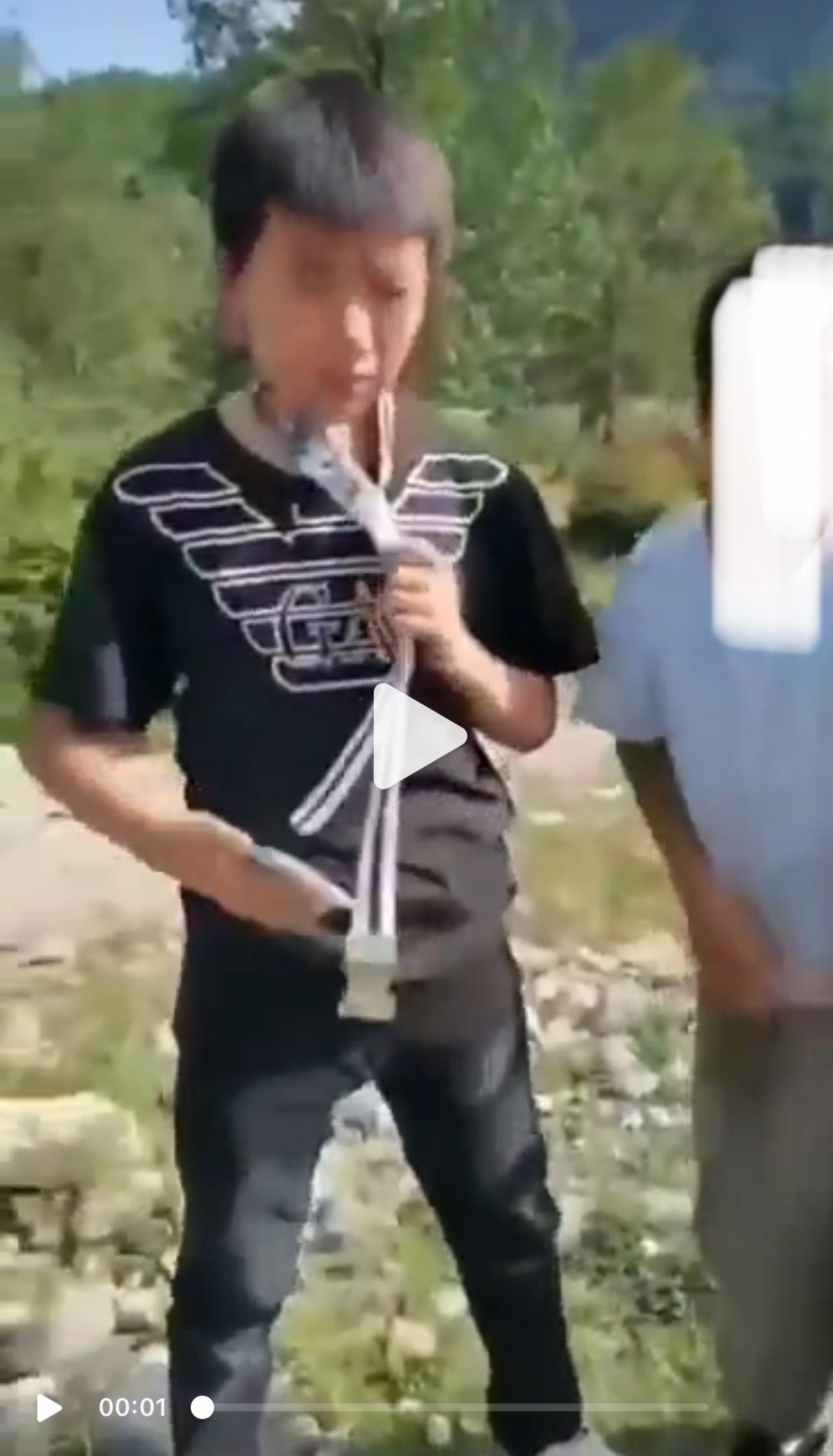 除了这两个施暴者，也要查一下拍摄者跟施暴者什么关系～被殴打男孩全程未见有效还手，