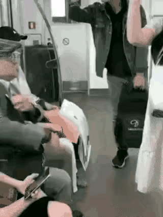 对这种不道德的人，就应该这样斗勇又斗智！

视频中的这个故事应该是发生在地铁或公