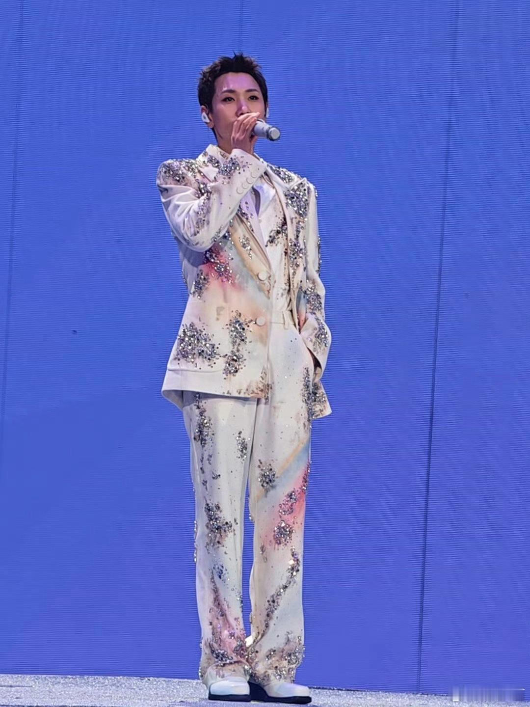 汪苏泷演唱会在机甲上躲猫猫 汪苏泷躲猫猫谁能想到硬核机甲舞台上，汪苏泷开启躲猫猫