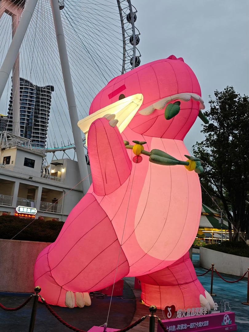 汪苏泷素龙接私活汪苏泷素龙来到楚超赛场 素龙出现在楚超赛场的时候愣了一下，这不是