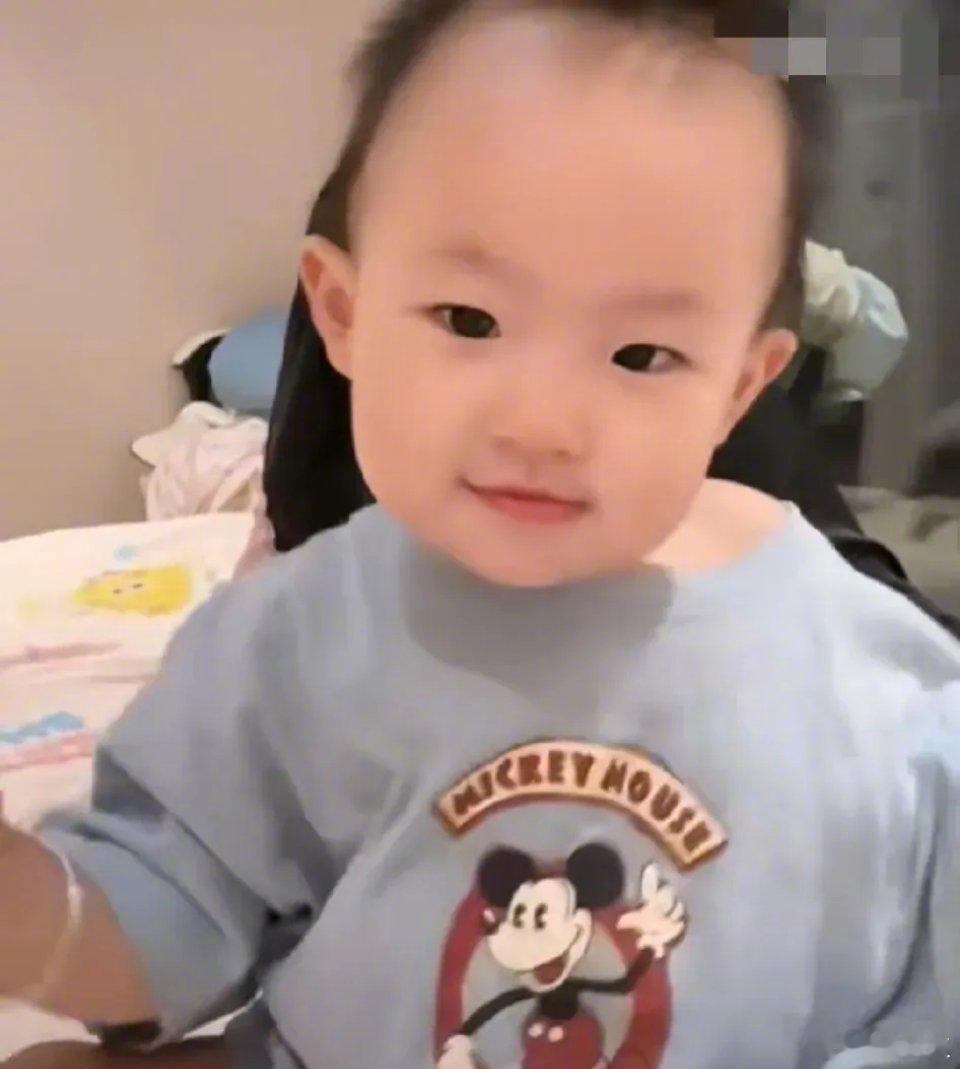 #曝黄一鸣女儿是爷爷认的#网友爆料黄一鸣女儿是爷爷认的，8月初黄一鸣闺蜜发了一个