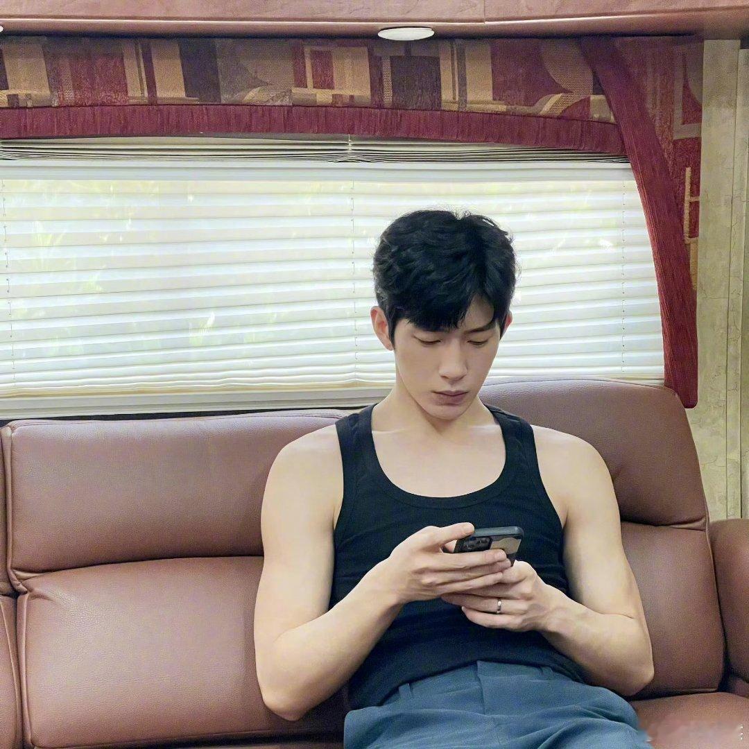 井柏然健身照白T健身照来袭慷慨且富有的帅哥