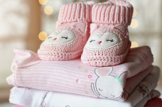 秋冬季天气干燥，不用强求要每天洗澡，每周2~3次是比较合适的次数。要知道，宝宝的