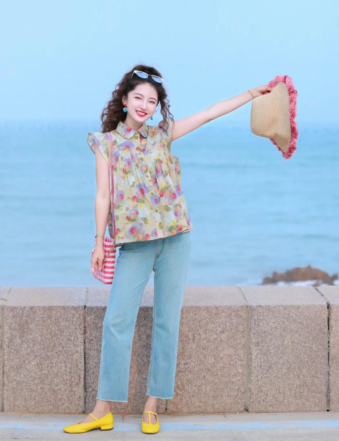 👗 夏季时尚笔记来啦 👗

🌸 碎花衬衫清新浪漫，九分牛仔裤修饰腿型。

