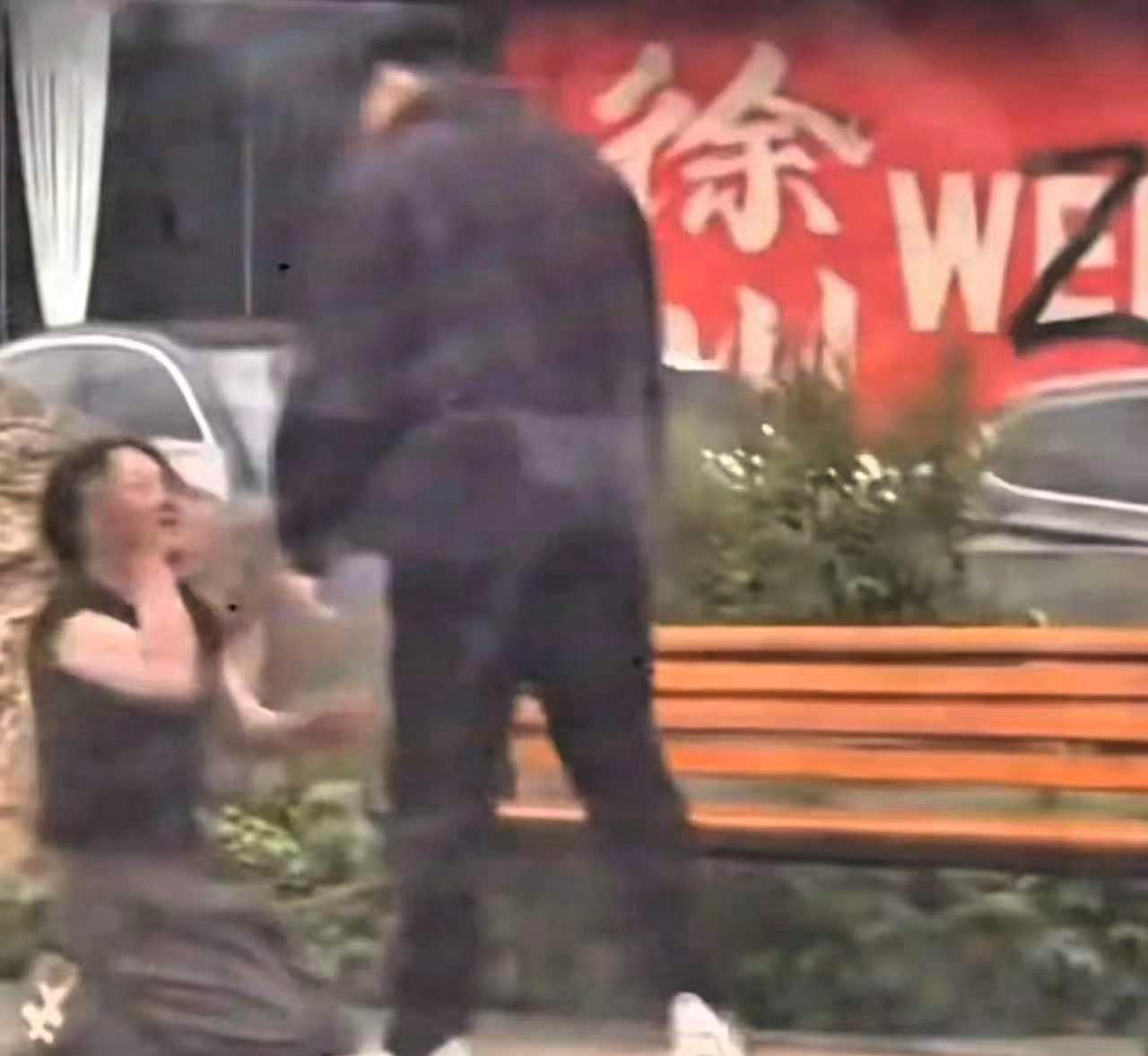江苏一身材非常好的女子和情人去酒店开房，结果被她老公撞见发现了。女子随即放弃情人