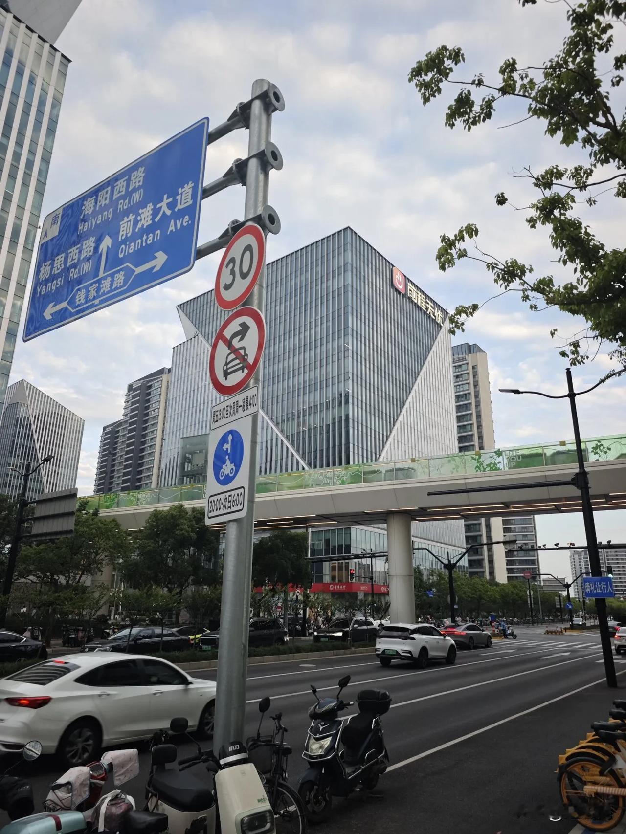 在上海前滩拍到了前程无忧的办公大楼，这组图片使用权免费共享给所有新媒体人。#前程