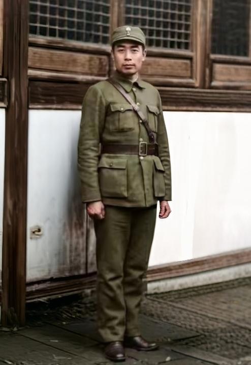 名人照片赏析1939年3月底，时任国民政府军事委员会政治部副主任的周恩来在绍兴拍