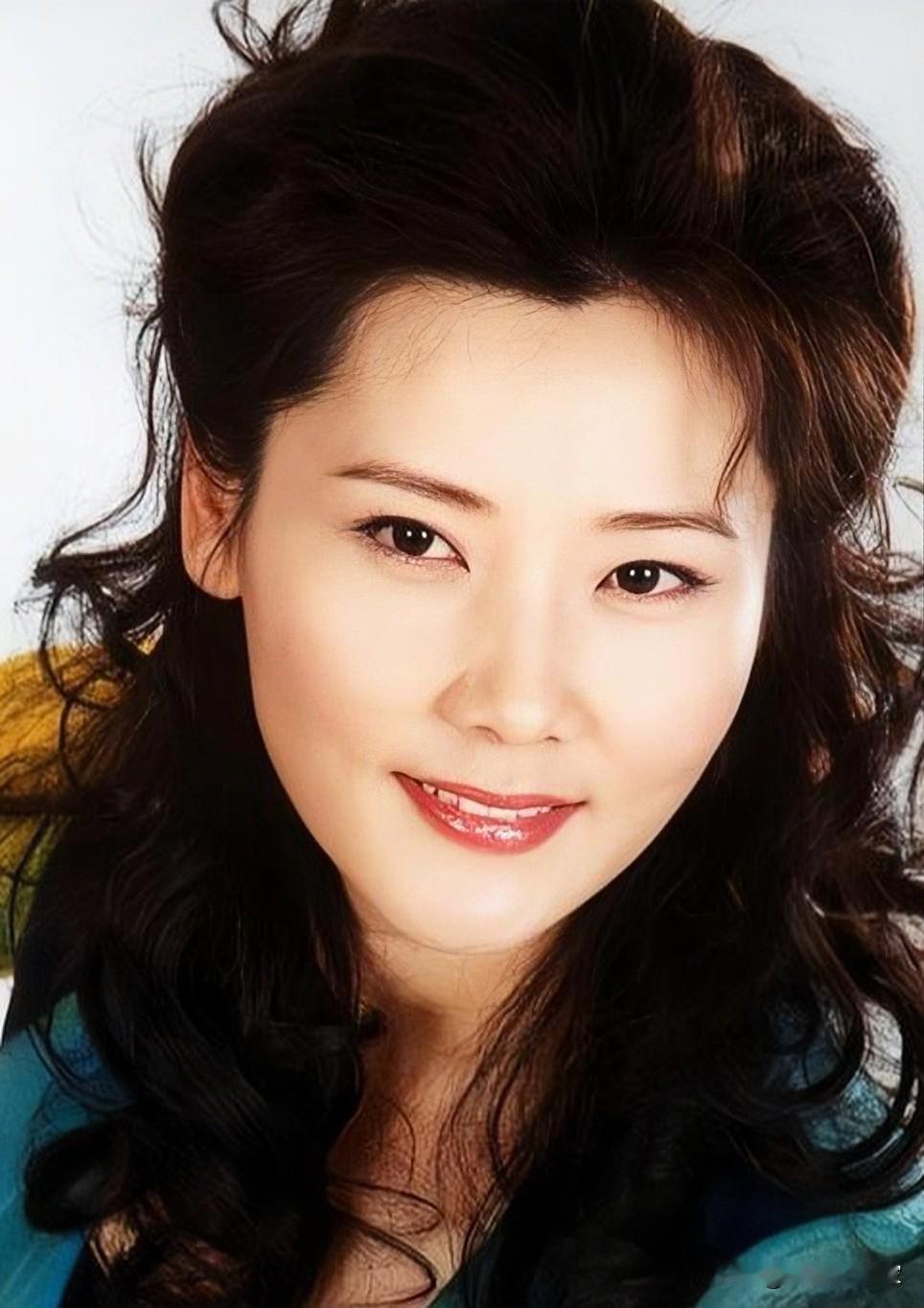 著名演员、越剧表演艺术家、国家一级演员，何赛飞1963年4月11日出生于浙江省舟